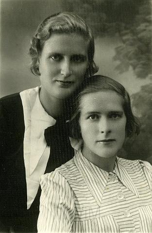 KKE 842.jpg - Na pierwszym planie Wanda Kossarska, za nią jej siostra Jolanta Kossarska, 13.X.1937 r.